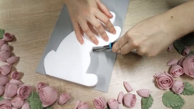 Объёмный зайчик с розами из гофрированной бумаги