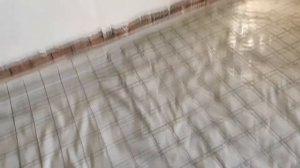 Укладка металлической сетки под черновую стяжку пола