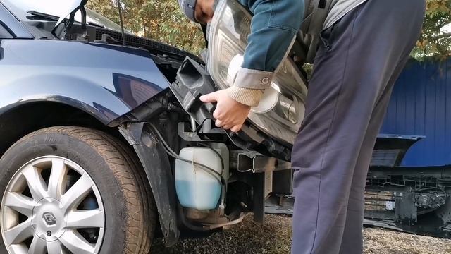 Рено Сценик 2 - как снять фару!!! смотреть онлайн