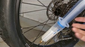 Заливаю герметик в покрышку