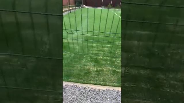 Теннисный корт с покрытием искусственная трава. смотреть онлайн