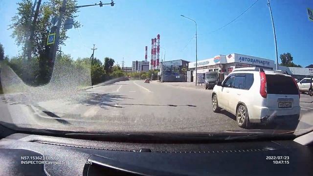 Перегруженный Ниссан мчит сразу по 2 м полосам смотреть онлайн