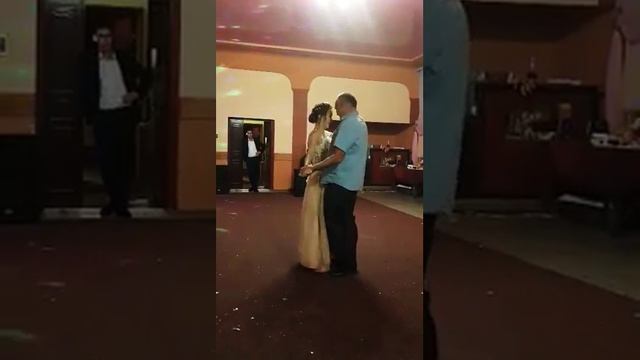 Свадебный танец танцуют Папа с дочкой смотреть онлайн