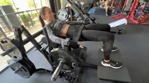 Ягодичный мостик в тренажере