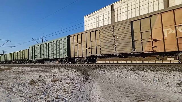 Электровоз 2ЭС6-1051, тепловоз ТЭП70БС-286 в составе грузового поезда, г.Давлеканово. смотреть онлайн