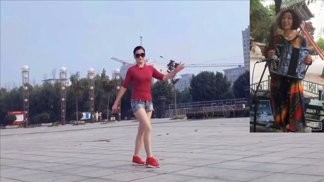 Красавица Цин Цин танцует под китайский кавер на «Катюшу» смотреть онлайн