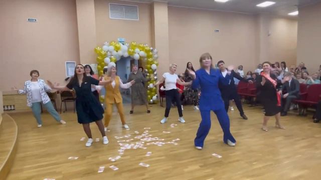 Учителя 24-й «отжигают» на Последнем звонке - 2023 смотреть онлайн