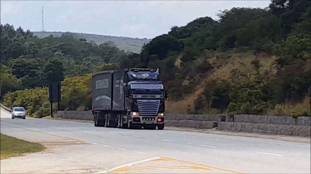 Freightliner Argosy ISX 620 with 7 inch pipes and loud jakes. Mean looking machine. смотреть онлайн