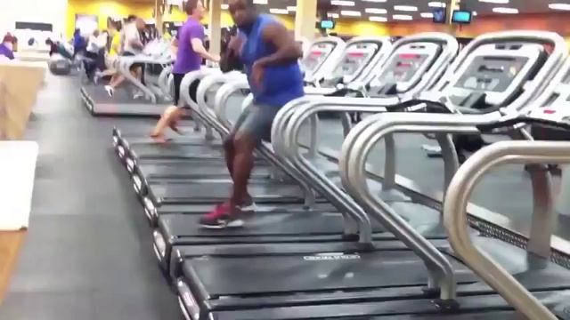 Как заниматься на беговой дорожке с максимальным удовольствием = смотреть онлайн