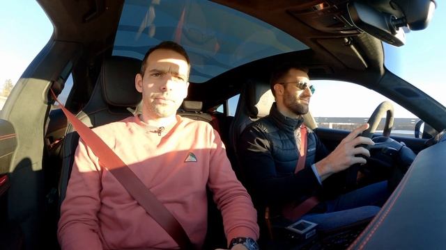 Push to Pass sur le nouveau Porsche Taycan : les 952 ch m'envoient dans l'espace смотреть онлайн