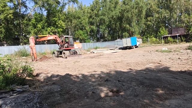 Работы с фундаментом продолжается. Обваловка. Строим сами. смотреть онлайн