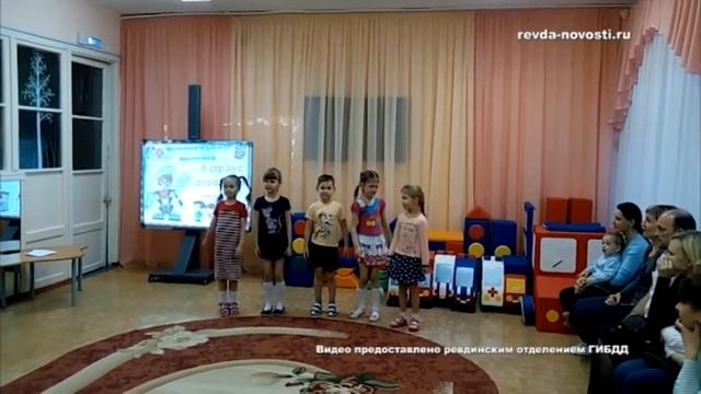 В стране дорожных знаков. ГИБДД Ревды проводит обучение детей и их родителей смотреть онлайн