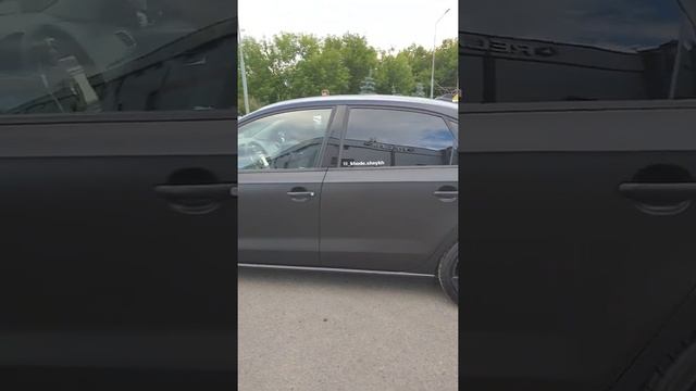 Оклейка VW Polo - оклейка кузова автомобиля черной матовой и красной пленкой, антихром смотреть онлайн