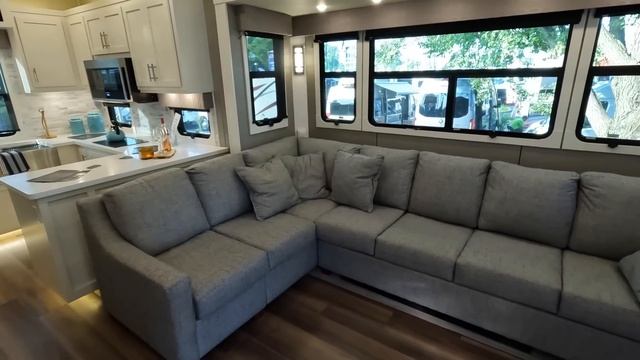 PHENOMENAL! This RV Is Designed And Made For Full Time RV Living -- Beautiful Interior Layout! смотреть онлайн