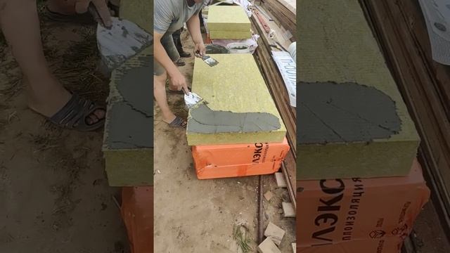 Приклейка первых листов минеральной ваты на фасады газобетонного дома, грунтовка, клей и приклейка смотреть онлайн