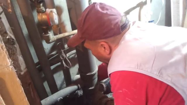 как заделать нишу где идут стояки водоснабжения.