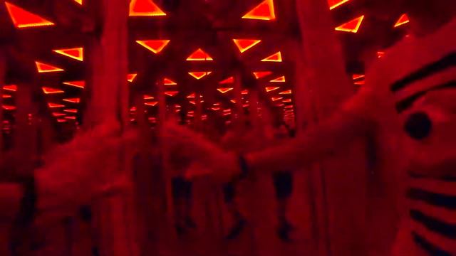 Зеркальная комната Лабиринт иллюзий Лунапарк Кирилловка Mirror room смотреть онлайн