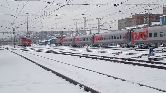 ЭП2К-008 С пассажирским поездом Кисловодск-Новокузнецк и приветливой бригадой смотреть онлайн