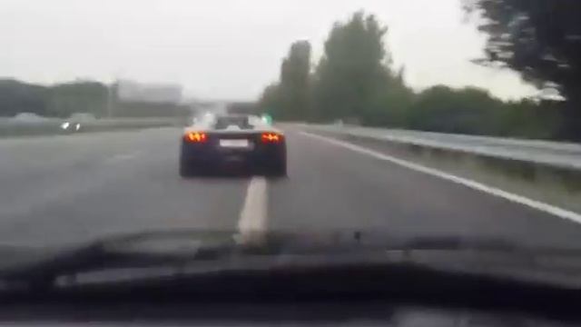 Alfa Romeo 146 2,0 16V Turbo vs Lamborghini Aventador смотреть онлайн