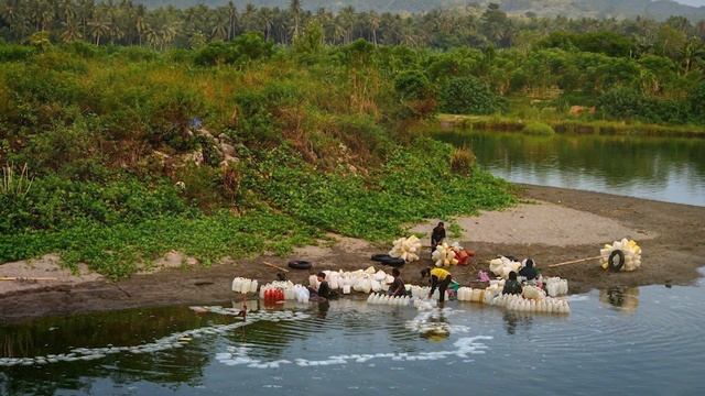 80-летние старушки проплывают 3-километра по реке, и это не забава. смотреть онлайн