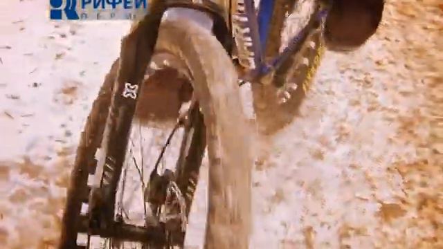 Велосипедист зимой смотреть онлайн