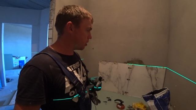 Мы не успели в срок! Заказчица не готовилась к ремонту! Укладка керамогранита вибратором и соской! смотреть онлайн