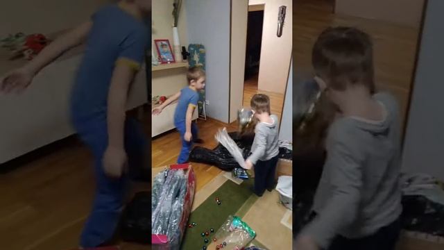 Начало постройки ёлки! смотреть онлайн