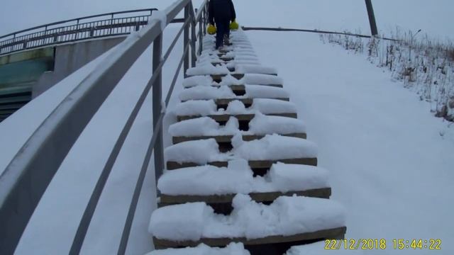 Топчем снег на лесенке и машем кувалдой по покрышке / 22.12.2018 смотреть онлайн