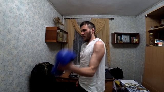 Отшельник Тягает Гантели После Сpыва с Девушкой смотреть онлайн