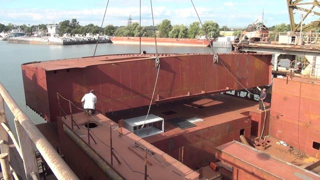 Монтаж верхней части кормовой секции. Баржа проекта Д-6000 смотреть онлайн