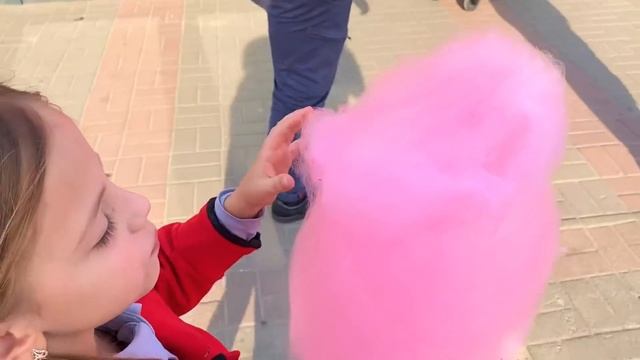 Жарим сосиски на костре Ловим рыбку и прыгаем на батуте Наш вечер после рабочего дня ВЛОГ смотреть онлайн