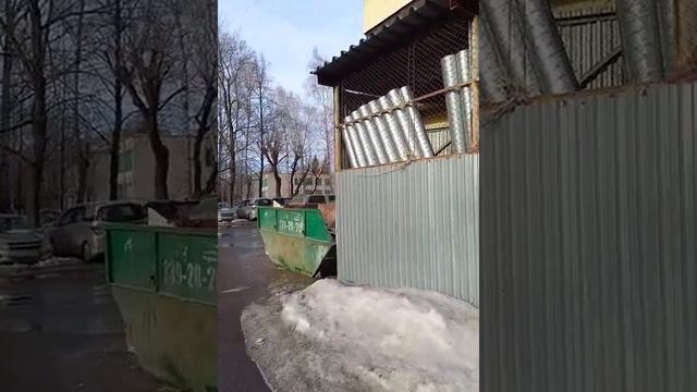 Построили без спроса жильцов навес у жилого дома, Казань