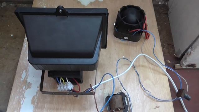 Подключение сирены 12В к прожектору!/ Connecting the siren 12V to the spotlight! смотреть онлайн