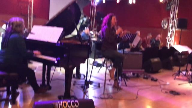 Melissa Errico - "How Do You Keep the Music Playing?" смотреть онлайн
