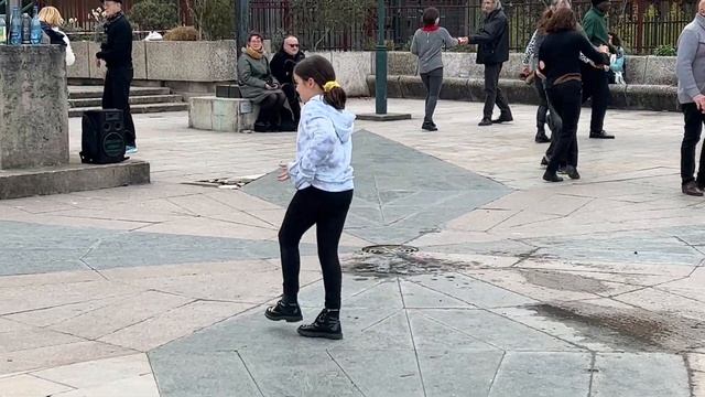 Watch this girl dance! Along the Seine in Paris смотреть онлайн