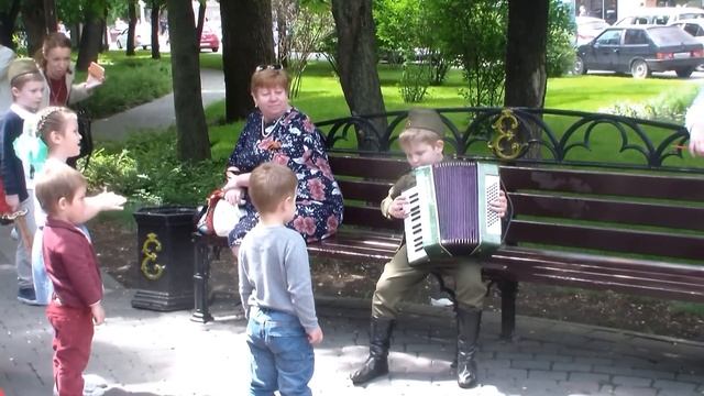 Малыш играет на аккордеоне 9 мая ! смотреть онлайн