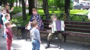 Малыш играет на аккордеоне 9 мая !