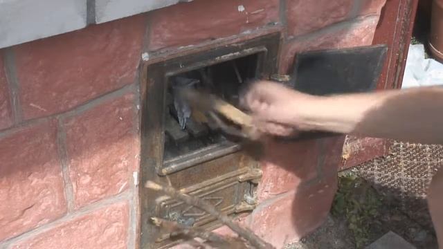 Как закоптить мясо на гриле с коптильней.Мясо горячего копчения на канале "Дела домашние". смотреть онлайн