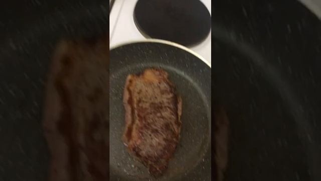 Стейк на сковородке идеальная прожарка медиум. смотреть онлайн