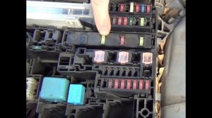 Замена предохранителя впрыска топлива №29 в Тойоте Королла Е150