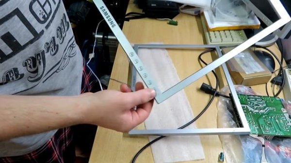 Монитор Samsung SyncMaster 740n не загорается синяя кнопка включения