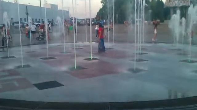 Танцы в фонтане смотреть онлайн