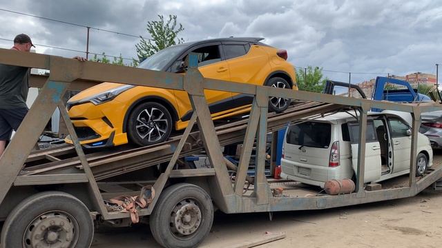 Спуск с автовоза Toyota C-HR Hybrid в обвесе смотреть онлайн