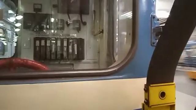 Отправление поезда метро "изнутри". Со станции Проспект Ветеранов. Съёмка велась из окна вагона 626 смотреть онлайн