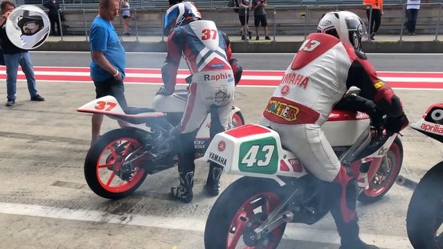 Two-stroke classic racing motorcycles - crackling sound, bluish haze and the smell of burnt oil смотреть онлайн