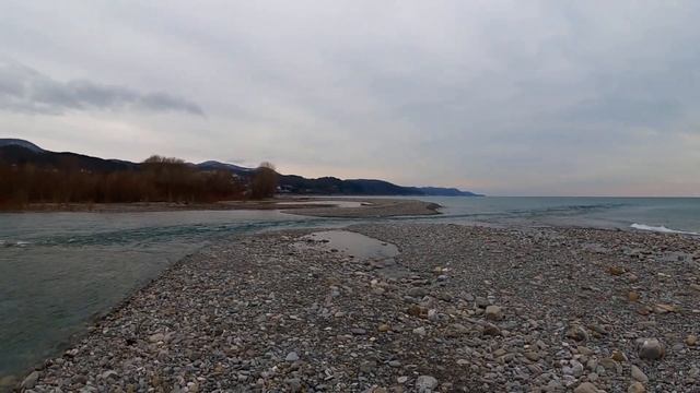 Весь покрытый мусором, абсолютно весь! А водичка чистейшая! Воздух +6!?ЛАЗАРЕВСКОЕ СЕГОДНЯ?СОЧИ. смотреть онлайн