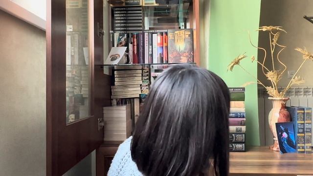 ПЕРЕСТАНОВКА НА КНИЖНЫХ ПОЛКАХ | разбираем книжные полки смотреть онлайн