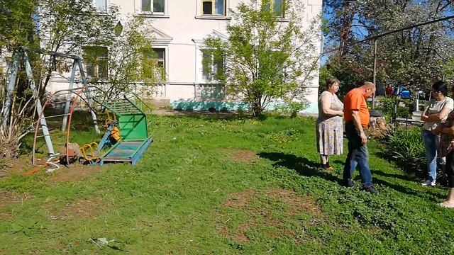 Сломали детскую площадку, чтобы поставить баки для мусора. смотреть онлайн