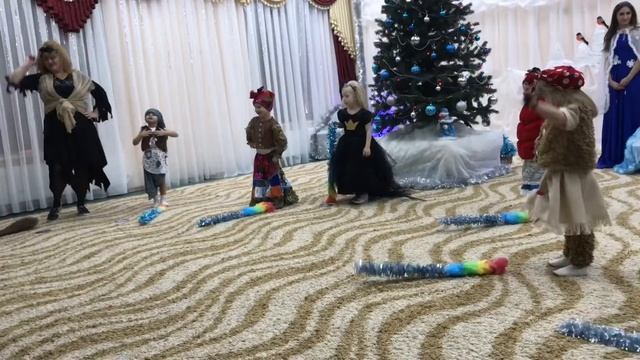 Бабка ёжка выгляни в окошко / Ангелина танцует танец бабок ёжек смотреть онлайн