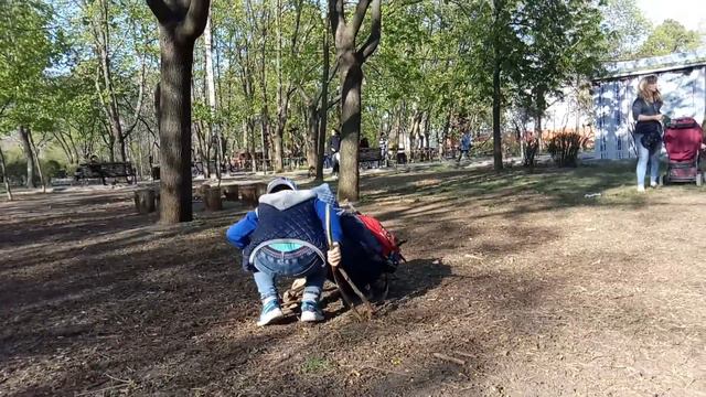ДЕТИ РАЗЖИГАЮТ КАСТЁР В ПАРКЕ. К ЧЕМУ ЭТО ПРИВЕДЁТ? ДЕТСКИЕ ИГРЫ. смотреть онлайн